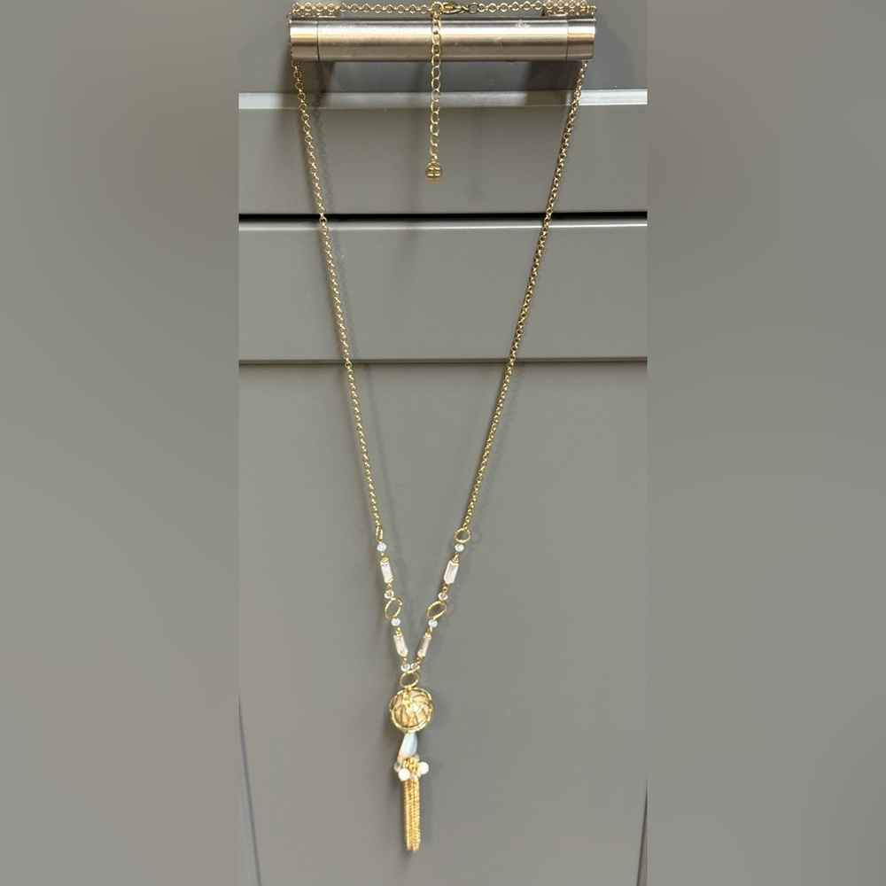 🦅NWOT. Chic Gold and Pearl Necklace